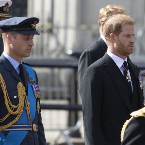 Le prince William, prince de Galles, le prince Harry - Procession cérémonielle du cercueil de la reine Elisabeth II du palais de Buckingham à Westminster Hall à Londres le 14 septembre 2022.

© Photoshot / Panoramic / Bestimage