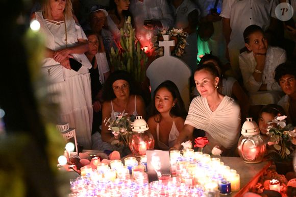 Exclusif - Hommage de Laeticia Hallyday et de sa fille Joy pour le huitième anniversaire de la mort de Johnny Hallyday au cimetière de Lorient sur l'île de Saint-Barthélemy, Antilles françaises, France, le 5 décembre 2025. © Xavier Merchet-Thau/Bestimage