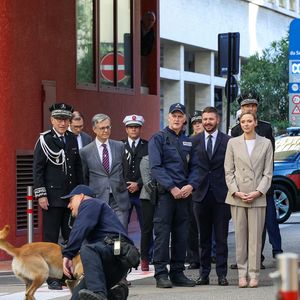 Une sortie très remarquée et que la princesse ne voulait pas manquer.

 La princesse Charlène de Monaco, accompagnée de son frère Gareth Wittstock, participe à la présentation de la brigade canine au siège de la Direction de la Sûreté Publique à Monaco, le 27 octobre 2025. En présence d'Eric Arella, contrôleur en charge de la direction de la Sûreté publique. © Claudia Albuquerque/Bestimage