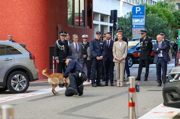 Une sortie très remarquée et que la princesse ne voulait pas manquer.

 La princesse Charlène de Monaco, accompagnée de son frère Gareth Wittstock, participe à la présentation de la brigade canine au siège de la Direction de la Sûreté Publique à Monaco, le 27 octobre 2025. En présence d'Eric Arella, contrôleur en charge de la direction de la Sûreté publique. © Claudia Albuquerque/Bestimage