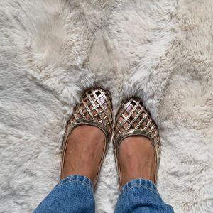 Dans ce même post, Kelly Vedovelli a publié quelques clichés dans lesquels elle pose avec des accessoires de mode.

Capture Instagram de Kelly Vedovelli.