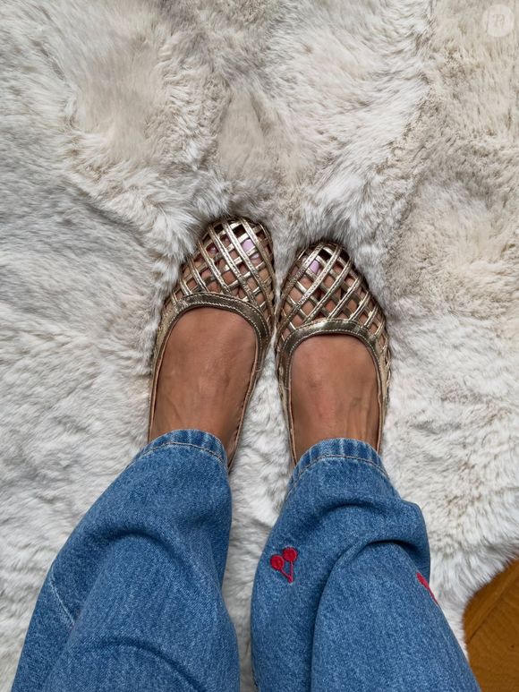 Dans ce même post, Kelly Vedovelli a publié quelques clichés dans lesquels elle pose avec des accessoires de mode.

Capture Instagram de Kelly Vedovelli.