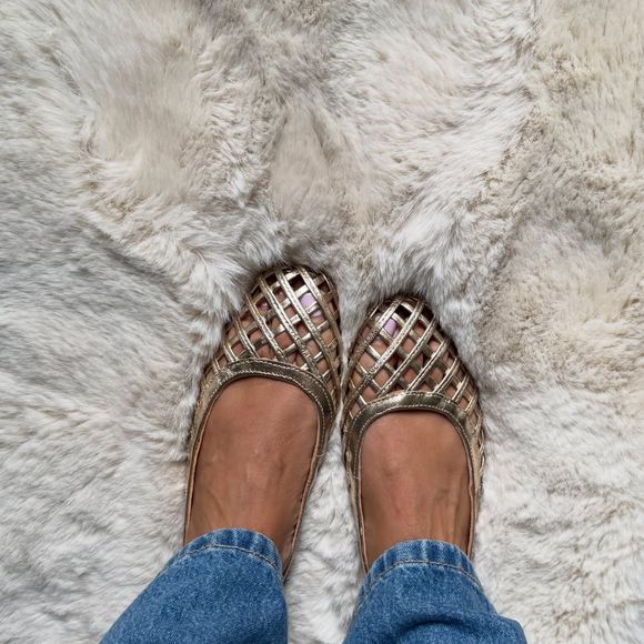 Dans ce même post, Kelly Vedovelli a publié quelques clichés dans lesquels elle pose avec des accessoires de mode.

Capture Instagram de Kelly Vedovelli.