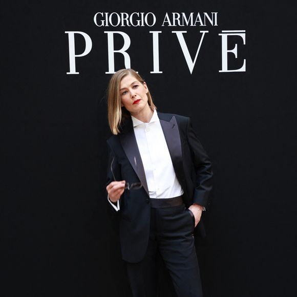 Silvana Armani signe sa première collection après avoir repris le flambeau de son oncle disparu.

Rosamund Pike au défilé Giorgio Armani Privé "Collection Haute Couture Automne/Hiver 2026-2027" lors de la Fashion Week de Paris, le 7 juillet 2026.

Florian Lavielle / Bestimage