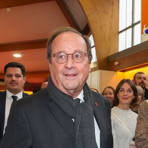 En effet, François Hollande (6,5%) était par exemple placé sur un même pied d’égalité  que Jean-Luc Mélenchon et ses 12%.

François Hollande à la Hall Georges Brassens de Brive-la-Gaillarde pour la 43 ème Foire du Livre de Brive, le 8 novembre 2025. © Jean-Marc Lhomer/Bestimage