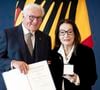 Nana Mouskouri a reçu l'Ordre du Mérite de la République fédérale d'Allemagne à Berlin.

Frank-Walter Steinmeier et Nana Mouskouri Nana Mouskouri reçoit la Croix Fédérale du Mérite, des mains Frank-Walter Steinmeier (Président fédéral de l'Allemagne) au siège officiel du Spreebogen, à Berlin.
Action Press / Bestimage