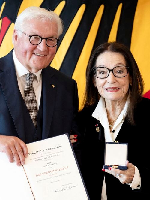 "C'est un immense honneur" Nana Mouskouri : à quelques jours de ses 92 ans, elle reçoit une prestigieuse distinction