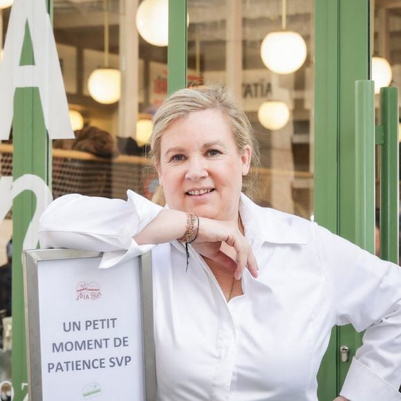 En vacances en Asie du Sud-Est, la cheffe étoilée Hélène Darroze s'accorde une pause estivale bien méritée en famille avec ses filles. 

Exclusif - La cheffe étoilée Hélène Darroze vient d'ouvrir un nouveau restaurant bistronomique dédiée aux burgers haut de gamme "Jòia Bun" au 16 de la rue Michodière dans le 2ème arrondissement de Paris, France. © Jack Tribeca/Bestimage
