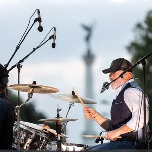 Le grand chef et animateur TV Philippe Etchebest est egalement leader et batteur d'un groupe de rock, "Chef and the Gang", il a organisé pour la fete de la musique un concert devant un de ses restaurants, " Le Quatrieme Mur", qu'il dirige dans le batiment de l'Opera de Bordeaux, le 21 Juin 2024. Patrick Bernard-Thierry David/ Bestimage