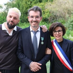 Exclusif - ⁠ ⁠Helmut Fritz, Damien Nougarède, Rachida Dati - ⁠Damien Nougarède reçoit des mains de Rachida Dati les insignes de Chevalier dans l’ordre des Arts et Lettres, lors d’une cérémonie organisée dans la salle des mariages de la mairie du 7ème arrondissement à Paris le 15 juillet 2026. © Alain Guizard/Bestimage