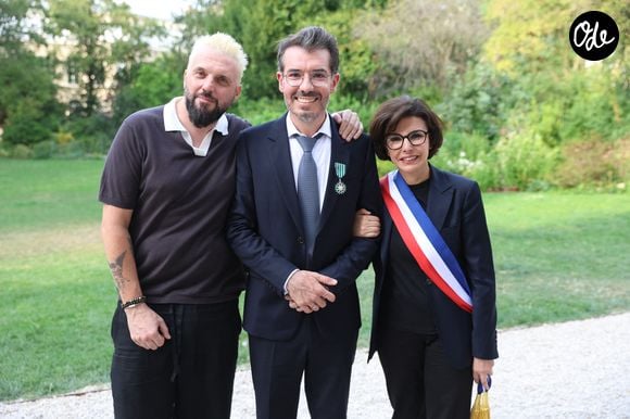 Exclusif - ⁠ ⁠Helmut Fritz, Damien Nougarède, Rachida Dati - ⁠Damien Nougarède reçoit des mains de Rachida Dati les insignes de Chevalier dans l’ordre des Arts et Lettres, lors d’une cérémonie organisée dans la salle des mariages de la mairie du 7ème arrondissement à Paris le 15 juillet 2026. © Alain Guizard/Bestimage
