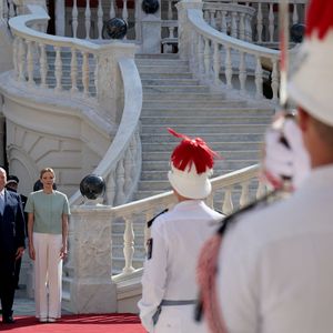 Le président français Emmanuel Macron (3e à gauche) et son épouse Brigitte Macron (2e à gauche) se tiennent aux côtés du prince Albert II de Monaco (2e à droite), de la princesse Charlène (à droite) et de leurs enfants Gabriella (à gauche) et Jacques (3e à droite) lors d'une cérémonie d'accueil à leur arrivée pour une visite d'État de deux jours au palais princier de Monaco. Photo by Ludovic Marin/Pool/ABACAPRESS.COM