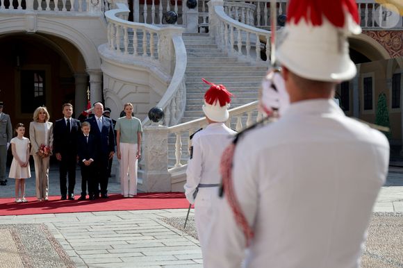 Le président français Emmanuel Macron (3e à gauche) et son épouse Brigitte Macron (2e à gauche) se tiennent aux côtés du prince Albert II de Monaco (2e à droite), de la princesse Charlène (à droite) et de leurs enfants Gabriella (à gauche) et Jacques (3e à droite) lors d'une cérémonie d'accueil à leur arrivée pour une visite d'État de deux jours au palais princier de Monaco. Photo by Ludovic Marin/Pool/ABACAPRESS.COM