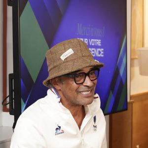 Un club historique de la Côte d'Azur a décidé d'ancrer le nom de la star dans ses infrastructures.

Yannick Noah, lors de la présentation du projet Para Tennis de la Fédération Française de Tennis, à Roland-Garros, Paris, le 21 janvier 2026. 

© Jack Tribeca / Bestimage
