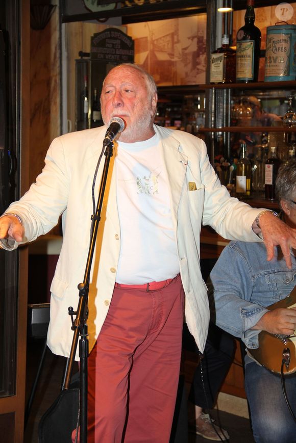 Celui qui a mené une brillante carrière de chirurgien-dentiste en parallèle de la musique est décédé ce mercredi 4 juin à l'âge de 86 ans des suites d'un cancer. 

Exclusif - Frankie Jordan - 11ème édition du Festival Jazz Musette aux puces de Saint-Ouen le 9 juin 2015.