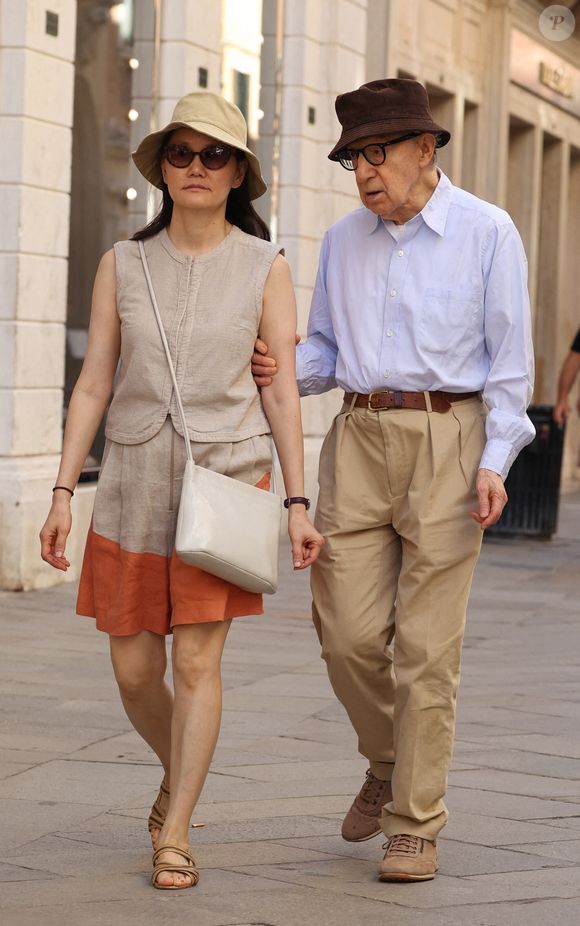 Woody Allen et son épouse Soon-Yi Previn se promènent à Venise, en Italie, le 6 septembre 2023, lors de la 80e édition du Festival international du film de Venise. Photo par Splash News/ABACAPRESS.COM