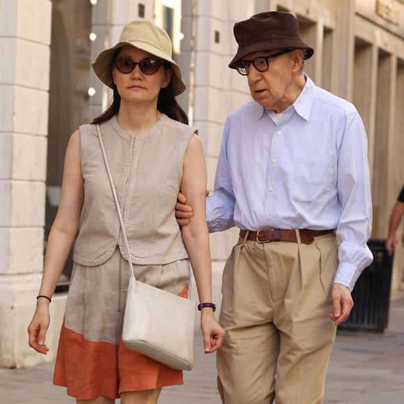 Woody Allen et son épouse Soon-Yi Previn se promènent à Venise, en Italie, le 6 septembre 2023, lors de la 80e édition du Festival international du film de Venise. Photo par Splash News/ABACAPRESS.COM