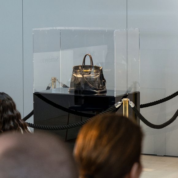 Le tout premier sac Hermès Birkin, conçu pour Jane Birkin en 1985, a été vendu aux enchères pour 8,58 millions d'euros chez Sotheby's Paris, lors de la vente aux enchères "Fashion Icons" à Paris, France, le 10 juillet 2025. © Jonathan Jacob/Bestimage