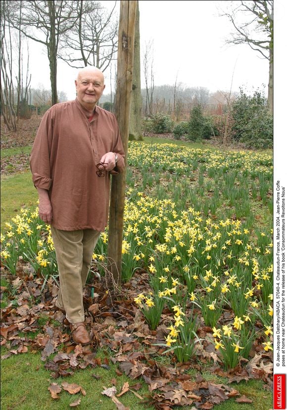 Ses cendres reposent aujourd'hui dans sa maison, près de Chateaudun.

© Jean-Jacques Datchary/ABACA. 57040-4. Chateaudun-France, mars 2004. Jean-Pierre Coffe pose chez lui près de Chateaudun à l'occasion de la sortie de son livre ïConsommateurs Revoltons Nous'