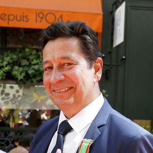 Laurent Gerra est connu pour ses imitations et son humour à la radio et à la télévision.

Laurent Gerra reçoit les insignes de Chevalier dans l’ordre du Mérite Agricole des mains de Monsieur Georges Blanc, chef triplement étoilé, au Restaurant Léon de Lyon à Lyon, France. © Pascal Fayolle/Bestimage
