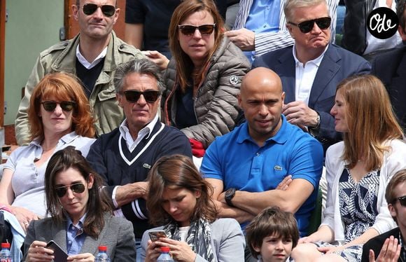 Gérard Holtz et sa femme Muriel Mayette, Eric Judor et sa compagne dans les tribunes des Internationaux de France de tennis de Roland Garros à Paris. Le 28 mai 2015. ©Bestimage