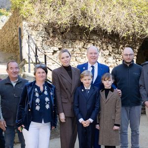“Le buffet apéritif comprenait une dégustation d’huîtres en gelée, marinière de homard et langoustines aux agrumes, toast au foie gras, velouté truffe et morille, tartare de saumon, maki breton, quenelle de Saint-Jacques et crème de caviar” 
Le prince Albert II de Monaco, La princesse Charlène de Monaco, La princesse Gabriella de Monaco, comtesse de Carladès, Le prince Jacques de Monaco, marquis des Baux lors d'une visite au Fort la Latte, Château de La Roche Goyon à Plévenon le 9 avril 2025. Le donjon fut érigé vers 1350 par Etienne III de Goyon, seigneur de Matignon

© Olivier Huitel / Pool / Bestimage