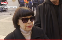 Mireille Mathieu rend hommage à Brigitte Bardot lors de ses obsèques à Saint-Tropez.