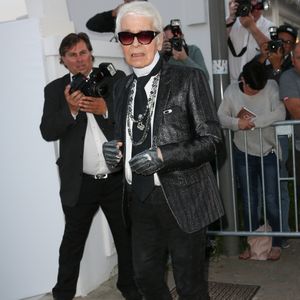 Si Karl Lagerfeld a quitté la demeure à la fin des années 1990, elle est toujours habitée par sa mémoire, relate "Monaco Matin". "Le plus souvent, les clients connaissent la maison puisque Karl Lagerfeld y a habité", assure Frederick Thiebaut, le directeur du Monte-Carlo Beach Club.

Karl Lagerfeld arrive au restaurant "Tetou" pour le dîner annuel caritatif Vanity Fair-Chanel lors du 70ème Festival International du Film de Cannes, le 24 mai 2017. Agence / Bestimage