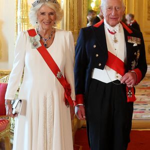 Le roi Charles III et la princesse consort Camilla Parker Bowles lors du Banquet d'État organisé en l'honneur du Président français Emmanuel Macron à Londres le mardi 8 juillet 2025. Photo credit should read: Chris Jackson/PA Wire