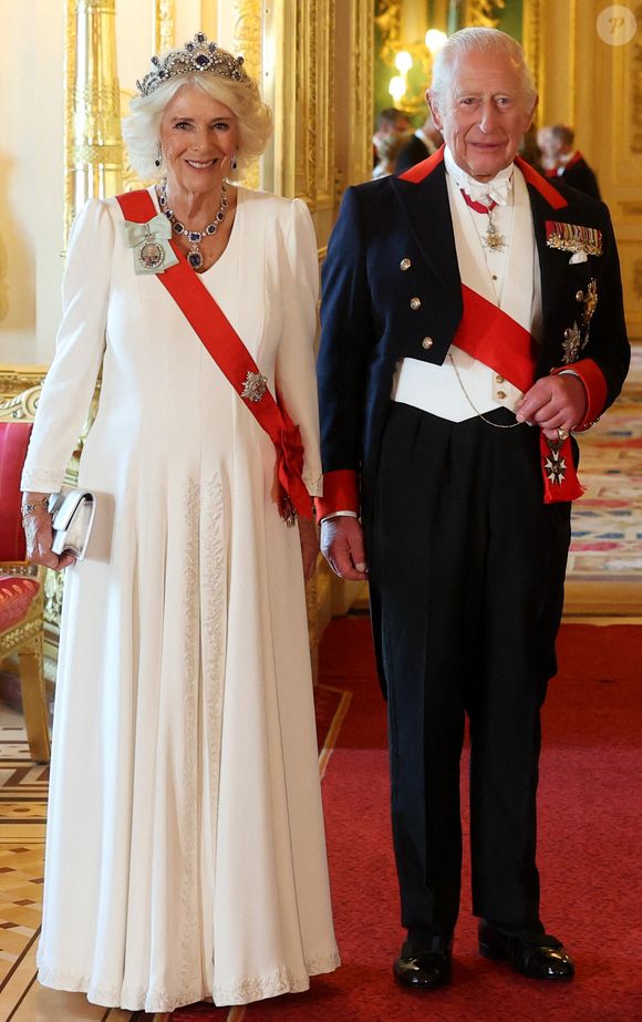 Le roi Charles III et la princesse consort Camilla Parker Bowles lors du Banquet d'État organisé en l'honneur du Président français Emmanuel Macron à Londres le mardi 8 juillet 2025. Photo credit should read: Chris Jackson/PA Wire