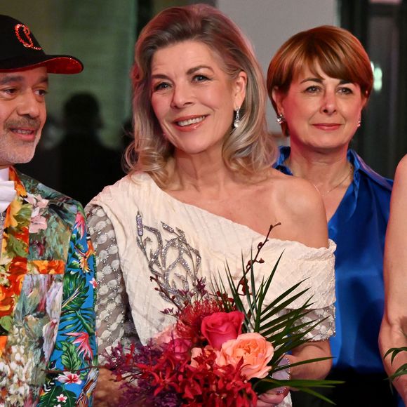 De son côté, la mère de Charlotte, d'Andrea, d'Alexandra et de Pierre portait une robe blanche ornée de strass 

La princesse Caroline de Hanovre durant la 69ème édition du Bal de la Rose dans la Salle des Étoiles du Sporting Monte-Carlo à Monaco, le 29 mars 2025.
© Bruno Bebert / Pool Monaco / Bestimage