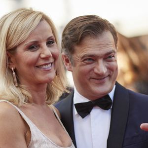 Leurs clichés ont séduit les internautes, qui les ont notamment qualifiés de "trop mignons", "magnifiques" et de "couple très élégant et humble".

Laurence Ferrari et son mari Renaud Capuçon - Montée des marches du film "Benedetta" lors du 74ème Festival International du Film de Cannes, le 9 juillet 2021.

© Borde-Jacovides-Moreau / Bestimage