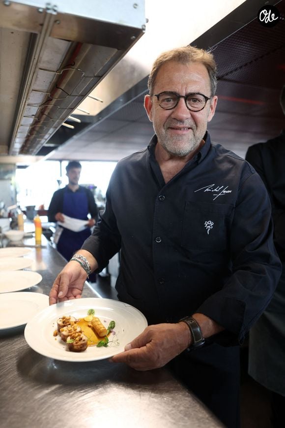 Cette initiative permet de découvrir la cuisine du chef à un tarif plus accessible qu’à l’accoutumée.

La Terrasse Rouge - Michel Sarran, chef étoilé du restaurant "Michel Sarran" à Toulouse. © Jean-Marc Lhomer/Bestimage