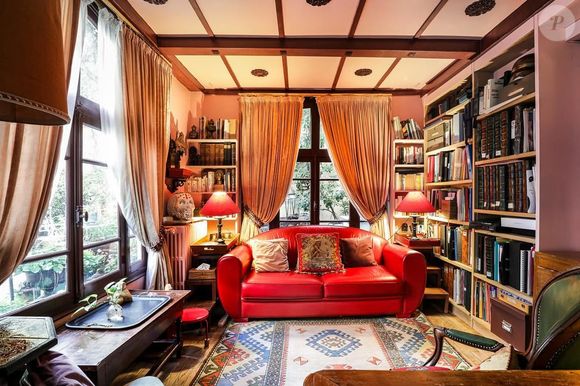 Estimée à 3,05 millions d’euros, cette demeure unique a été le théâtre de nombreuses fêtes mémorables, comme le confie Nathalie Auffret au "Parisien".

La maison de l'actrice Nathalie Auffret dans le XVIIIe arrondissement @maison1850paris18
