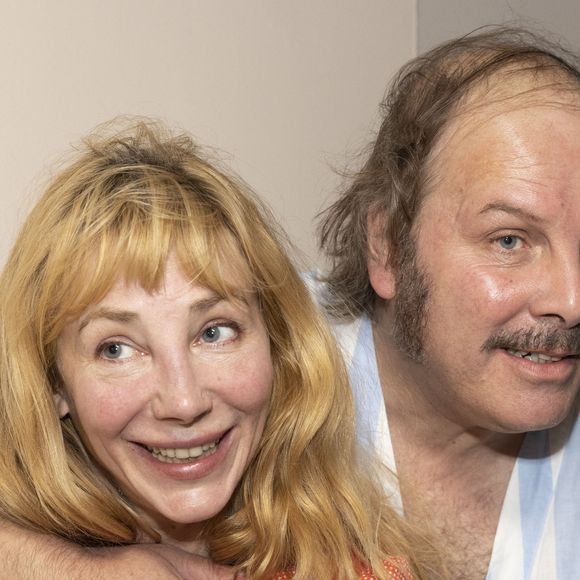 “Si Alexandra est mieux que moi, elle ne s’énerve jamais”, conclut la compagne de Philippe Katerine

Exclusif - Julie Depardieu, Philippe Katerine - Philippe Katerine présente son nouvel album "Confessions" lors de son concert au Festival de Ramatuelle, le 1er août 2021.
© Cyril Bruneau / Festival de Ramatuelle / Bestimage
