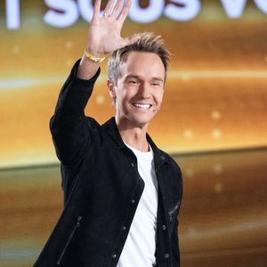 Exclusif - Cyril Féraud - Enregistrement de l'émission "100% Logique", présentée par C.Féraud et diffusée le 24 février sur France 2
© Cyril Moreau / Bestimage
100 % logique
La réponse est sous vos yeux
Samedi 24 février à 21.10 sur France 2 et sur france.tv

Nouvel épisode inédit du jeu-événement 100 % logique : la réponse est sous vos yeux avec C.Féraud, le premier quiz qui ne teste pas la culture générale et les connaissances, mais la logique, le sens de l’observation et le bon sens des téléspectateurs !
Quels que soient son âge, son niveau d’études ou de connaissances, tout le monde peut participer. Un enfant de 8 ans a autant de chance de gagner qu’un adulte de 80 ans, car, pour chaque question, la réponse est « sous vos yeux », mais encore faut-il la voir !
 
100 candidats s’affrontent pour tenter d’aller le plus loin possible dans le jeu et décrocher la cagnotte pouvant grimper jusqu’à 100 000 €.
Ils vont devoir répondre à une série de questions : de la plus facile (celle à laquelle 95 % des Français peuvent répondre) à la plus difficile (celle à laquelle seulement 1 % de la population est capable de répondre).
 
En début d’émission, les 100 candidats reçoivent la somme de 1 000 €. Mais en cas de mauvaise réponse ils sont éliminés, et leurs 1 000 € vont faire grimper la cagnotte globale de l’émission. Le dernier ou les derniers candidats en lice auront la possibilité de répondre à l’ultime question : celle à laquelle seulement 1 % de la population est capable de répondre, et de décrocher la cagnotte pouvant atteindre 100 000 €.
Qui sera capable de déjouer tous les pièges, et d’arriver jusqu’à l’ultime question ? Ce quiz événement va permettre aux téléspectateurs de tester leur logique, leur bon sens, mais aussi de se mesurer à tous les autres membres de la famille !
Pour ce nouveau numéro, trois nouvelles personnalités vont se prêter au jeu de la logique et soutenir nos 100 candidats