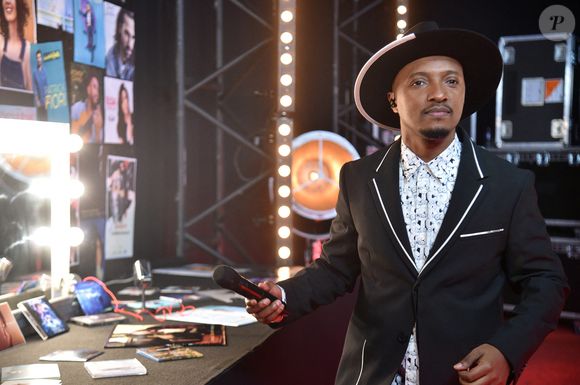 Exclusif - Soprano - Backstage - Enregistrement de l'émission "300 choeurs chantent les plus belles chansons de Daniel Balavoine", diffusée le 18 février sur France 3
© Giancarlo Gorassini / Bestimage
Pour son premier numéro de l’année, les artistes de 300 CHŒURS rendent hommage à Daniel Balavoine qui en 2022 aurait célébré ses 70 ans. L’occasion de revisiter les plus belles chansons du répertoire de la star iconique des années 70 et 80 dans une émission 100 % inédite !
Toute la soirée, plusieurs générations d’artistes s’associeront aux plus beaux chœurs français pour reprendre à leurs côtés les plus grandes chansons de Daniel Balavoine dans des versions créées spécialement pour l’émission.
Dans ce show exceptionnel présenté par les artistes eux-mêmes, retrouvez tous les tubes qui ont fait de Daniel Balavoine un artiste culte pour des millions de Français : Mon fils ma bataille, Tous les cris les S.O.S, Le chanteur, Je ne suis pas un héros, L’Aziza, Sauver l’amour, Quand on arrive en ville, Vivre ou survivre, Dieu que c’est beau, Aimer est plus fort que d’être aimer, La vie ne m’apprend rien…
De nombreux artistes avec la complicité des plus beaux chœurs.
L’émission sera également l’occasion de revoir des images d’archives de Daniel Balavoine.
Un show inédit sous le signe du partage et de l’émotion…