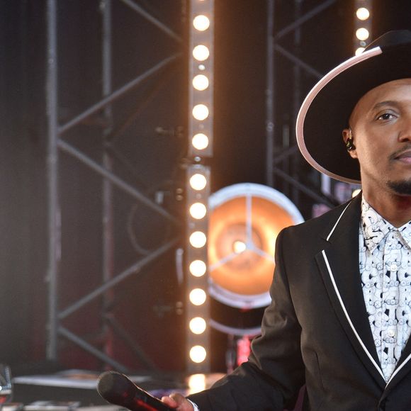 Exclusif - Soprano - Backstage - Enregistrement de l'émission "300 choeurs chantent les plus belles chansons de Daniel Balavoine", diffusée le 18 février sur France 3
© Giancarlo Gorassini / Bestimage
Pour son premier numéro de l’année, les artistes de 300 CHŒURS rendent hommage à Daniel Balavoine qui en 2022 aurait célébré ses 70 ans. L’occasion de revisiter les plus belles chansons du répertoire de la star iconique des années 70 et 80 dans une émission 100 % inédite !
Toute la soirée, plusieurs générations d’artistes s’associeront aux plus beaux chœurs français pour reprendre à leurs côtés les plus grandes chansons de Daniel Balavoine dans des versions créées spécialement pour l’émission.
Dans ce show exceptionnel présenté par les artistes eux-mêmes, retrouvez tous les tubes qui ont fait de Daniel Balavoine un artiste culte pour des millions de Français : Mon fils ma bataille, Tous les cris les S.O.S, Le chanteur, Je ne suis pas un héros, L’Aziza, Sauver l’amour, Quand on arrive en ville, Vivre ou survivre, Dieu que c’est beau, Aimer est plus fort que d’être aimer, La vie ne m’apprend rien…
De nombreux artistes avec la complicité des plus beaux chœurs.
L’émission sera également l’occasion de revoir des images d’archives de Daniel Balavoine.
Un show inédit sous le signe du partage et de l’émotion…