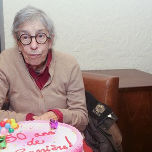Elle appréciait particulièrement la douceur de vivre et le climat portugais.

 Anémone lors de la soirée hommage pour les 50 ans de carrière d'Anémone au café "Bonne Bière" à Paris, le 29 novembre 2017.
© CVS/Bestimage