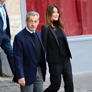 Nicolas Sarkozy, accompagné de sa femme Carla Bruni, sort de son domicile pour être incarcéré à la prison de La Santé à Paris le 21 octobre 2025.
©  Bestimage