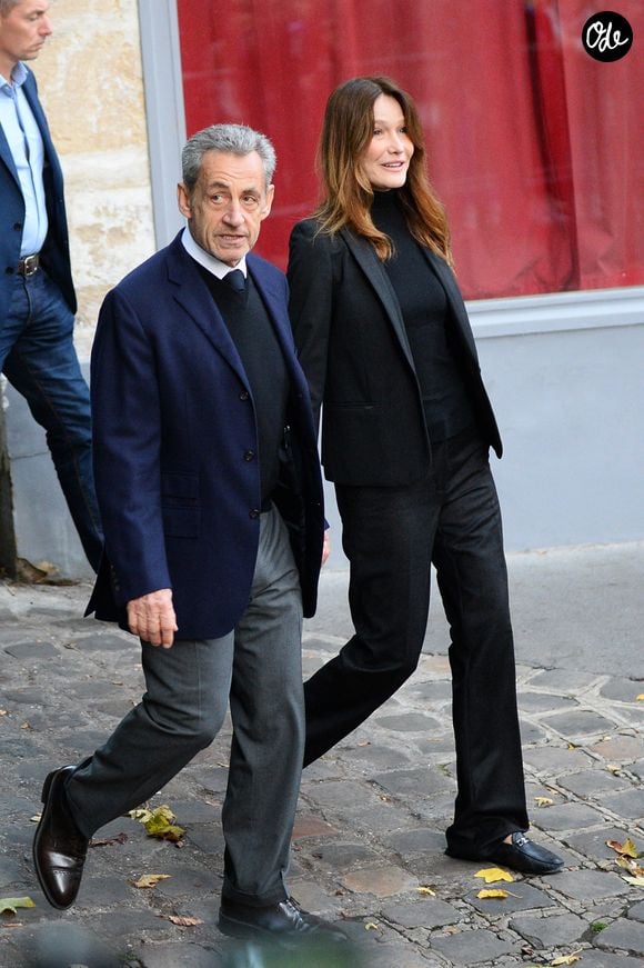 Nicolas Sarkozy, accompagné de sa femme Carla Bruni, sort de son domicile pour être incarcéré à la prison de La Santé à Paris le 21 octobre 2025.
©  Bestimage
