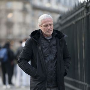 Il raconte avoir "du flux dans les mains" et pratiquer notamment sur ses enfants, son épouse et ses chiens.

Emmanuel Petit - Sorties de la cérémonie religieuse en hommage à Rolland Courbis en l’église de la Madeleine à Paris, France, le 14 janvier 2026. © Yehiel Chekroune / Bestimage