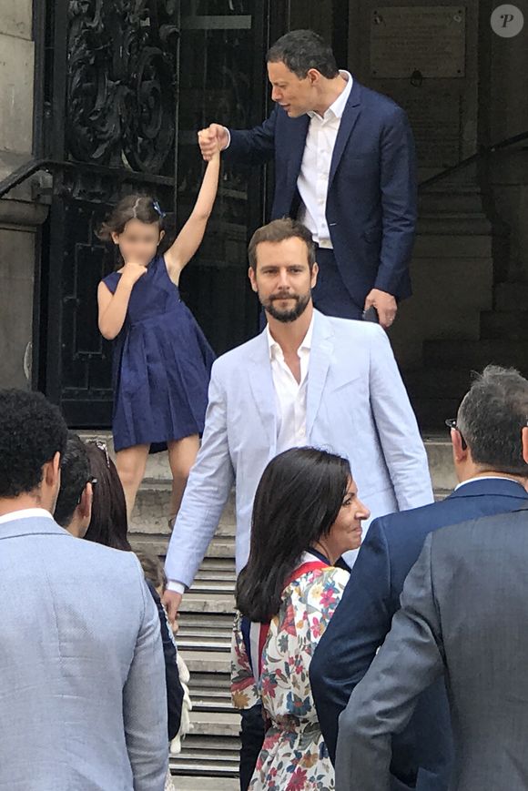 Exclusif - Marc-Olivier Fogiel avec son mari François Roelants et leurs filles Lily et Mila, Anne Hidalgo - Bruno Julliard (Premier Adjoint à la Maire de Paris chargé de la culture, du patrimoine, des métiers d'art, des relations avec les arrondissements et de la nuit) s'est marié avec Paul Le Goff à la mairie du 10ème arrondissement de Paris le 8 juillet 2017. Bestimage