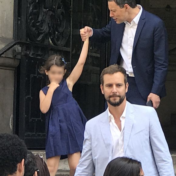 Exclusif - Marc-Olivier Fogiel avec son mari François Roelants et leurs filles Lily et Mila, Anne Hidalgo - Bruno Julliard (Premier Adjoint à la Maire de Paris chargé de la culture, du patrimoine, des métiers d'art, des relations avec les arrondissements et de la nuit) s'est marié avec Paul Le Goff à la mairie du 10ème arrondissement de Paris le 8 juillet 2017. Bestimage