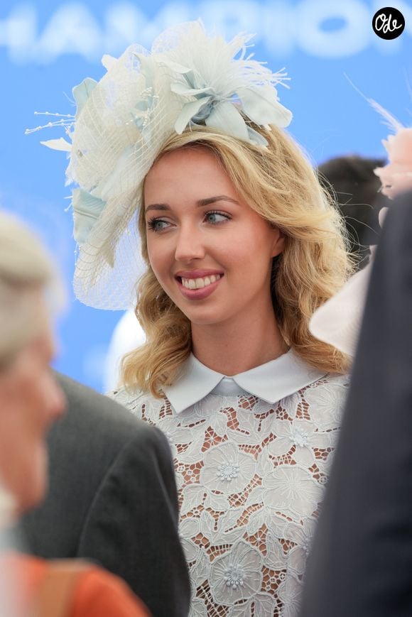 De son côté, Maria Chiara de Bourbon des Deux Siciles a publié un portrait en couleurs de Mathilde Favier, vêtue d'une blouse rose satinée

S.A.R. la Princesse Maria Chiara de Bourbon des Deux-Siciles - Prix de Diane Longines 2026 à l'Hippodrome de Chantilly le 14 juin 2026.
© Anne-Sophie Guebey / Bestimage