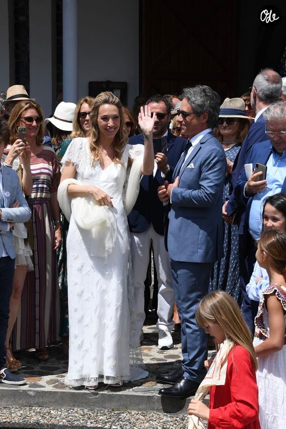 Avec son mari Raphaël Lancrey-Javal et leur fils Léo

Mariage de Laura Smet et Raphaël Lancrey-Javal à l'église Notre-Dame des Flots au Cap-Ferret le jour de l'anniversaire de son père Johnny Hallyday le 15 juin 2019. © Agence / Bestimage