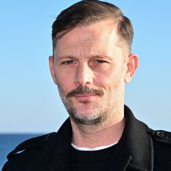 Nicolas Duvauchelle, qui souffle sa 45ème, est un acteur que l'on ne présente plus.

Nicolas Duvauchelle pour l'avant première du film "Brûle le sang" réalisé par Akaki Popkhadze et projeté au cinéma Pathé Gare du Sud. © Bruno Bebert/Bestimage