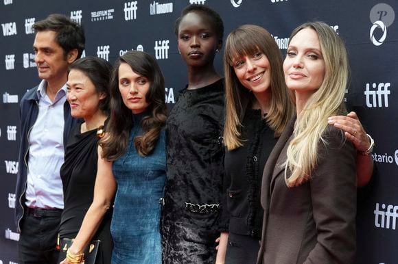 Angelina Jolie, Alice Winocour, Anyier Anei, Ella Rumpf, Zhang Xin et Charles Gillibert au Festival du film de Toronto le 7 septembre 2025 © Chris Young/The Canadian Press via ZUMA Press