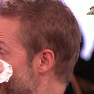 Damien Thévenot fond en larmes dans "Vivement dimanche" le 16 novembre 2025. Capture d'écran/France 3