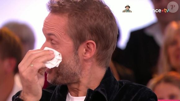 Damien Thévenot fond en larmes dans "Vivement dimanche" le 16 novembre 2025. Capture d'écran/France 3